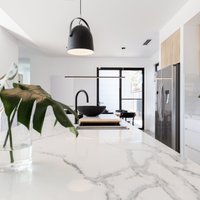 Aktuālākās interjera tendences virtuvēs: marmora virsmas un pelēkie toņi