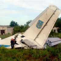 Video: Ukrainā notriekta transporta lidmašīna; aizdomas, ka raķete izšauta no Krievijas