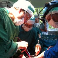Veic unikālu operāciju un Latvijā ievieš jaunu ķirurģisku pieeju aknu metastāžu ārstēšanā