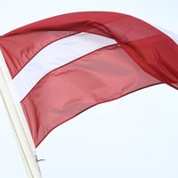 Liepājā policija aizturējusi vīrieti par Latvijas karoga kāta nolaušanu