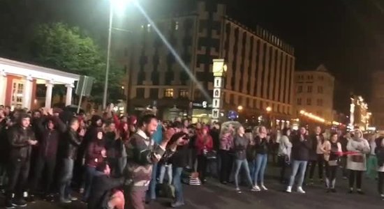 Video: Fani sagaida Latvijas izlases uzvaru pie Brīvības pieminekļa