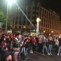 Video: Fani sagaida Latvijas izlases uzvaru pie Brīvības pieminekļa