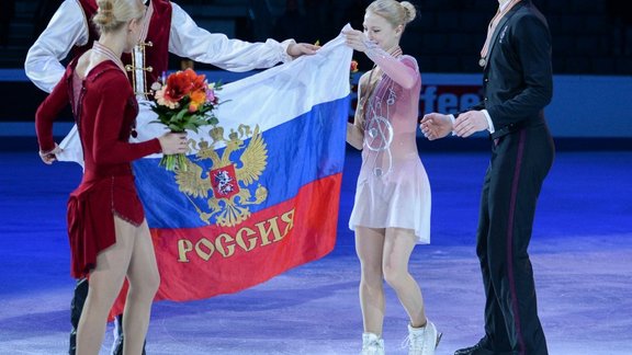 Tatyana Volosozhar and Maksim Trankov (gold medals), Russia s Yevgeniya Tarasova and Vladimir Morozov