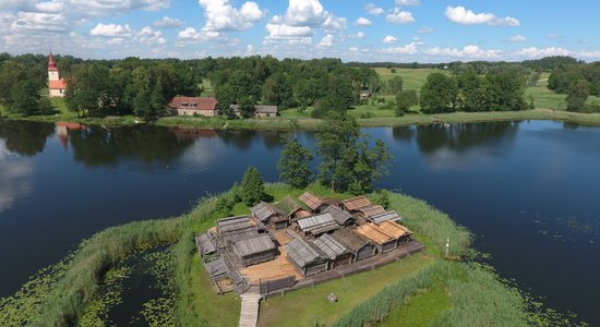 Viena arheologa īstenotais sapnis – augšāmceltā Āraišu ezerpils