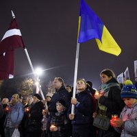 Foto: Pie Brīvības pieminekļa Rīgā piemin Ukrainas Golodomora upurus