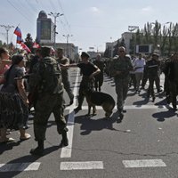 ФОТО, ВИДЕО: по Донецку провели пленных украинских солдат, толпа скандировала "Фашисты!"