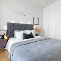 Foto: Mūsdienīgs dzīvoklis Tallinā, kurā ir oriģināla gulta no koka paletēm