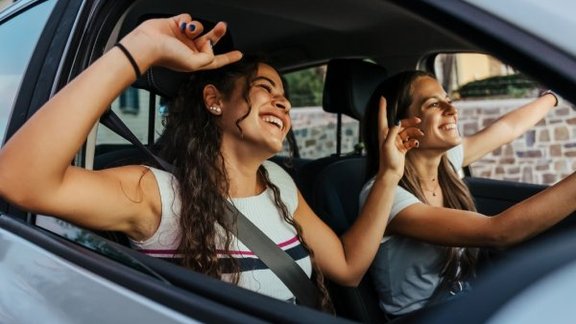 auto ceļojums autovadītāja mūzika prieks vasara atvaļinājums