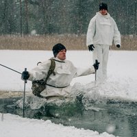 Foto: Latvijas karavīri māca amerikāņiem glābt ledū ielūzušos
