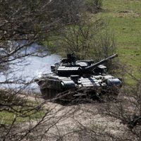 Krievijas spēki atiet no Ukrainas robežas; tiek pievesti jaunākie tanki, apgalvo eksperti