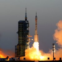 Китай запустил пилотируемый космический корабль с двумя тайконавтами