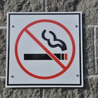Smēķēt uz balkona plāno aizliegt ar likuma spēku; policija kontroli neveiks