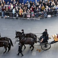 Foto: Karaļa Ričarda III mirstīgās atliekas dodas ceļā uz pēdējo atdusas vietu