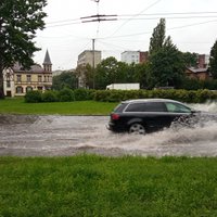 ФОТО: Ригу залило дождём, на дорогах образовались пробки
