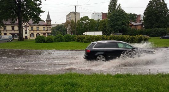 ФОТО: Ригу залило дождём, на дорогах образовались пробки