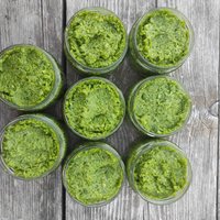 Aromātiskais ķiploku ziedkātu pesto