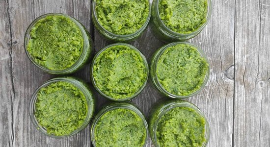 Aromātiskais ķiploku ziedkātu pesto