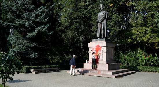 30 человек вышли на протест против сноса памятника Барклаю де Толли в Риге