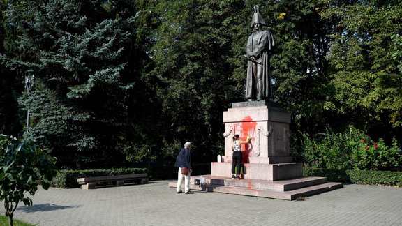 Apķēpāts piemineklis ģenerālfeldmaršalam Mihailam Barklajam de Tolli Esplanādē