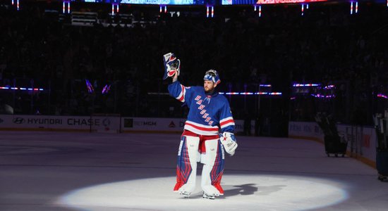 Kviks kļūst par pirmo ASV vārtsargu ar 400 uzvarām NHL