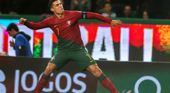 Ronaldu ar diviem goliem nosvin kļūšanu par izlašu spēlēm visu laiku bagātāko futbolistu