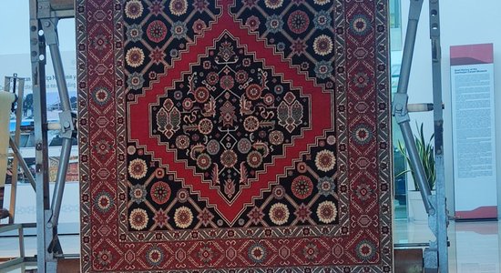 Jāņa Akuratera muzejam tapis unikāls Azerbaidžānas paklājs