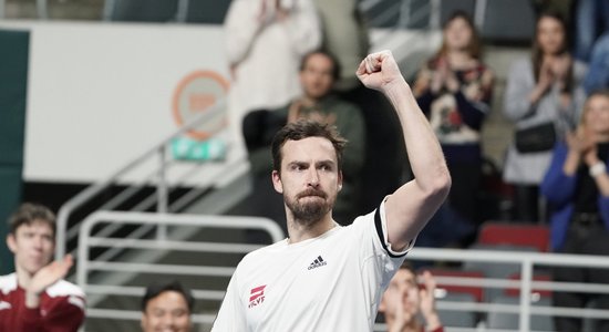 Gulbis un Ozoliņš Latvijai pēc pirmās dienas nodrošina uzvaru pār Izraēlu