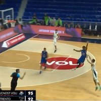 Video: Basketbola komanda pēdējās septiņās sekundēs fantastiski izglābjas no zaudējuma