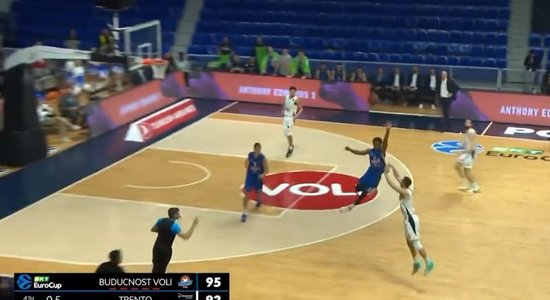 Video: Basketbola komanda pēdējās septiņās sekundēs fantastiski izglābjas no zaudējuma