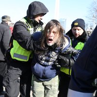 Video: Leģionāru piemiņas gājiens sasniedz Brīvības pieminekli; divi aizturētie