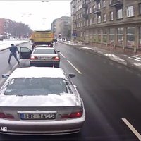 Video: Agresīvi šoferi – iemesls, kāpēc ieslēgties automašīnā