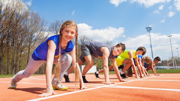 sports kross skriešana stadions bērni