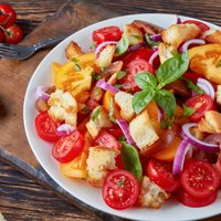 'Panzanella' salāti ar tomātiem un kraukšķīgu maizi