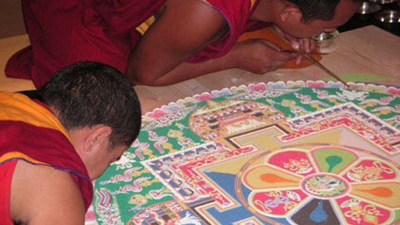 Budistu mūki veido smilšu mandalu Dalailamas vizītes laikā Cīrihē, Šveicē, 2005. gadā. Foto: Stephan Dupre