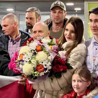 Video, foto: Pasaules čempionāta sudraba medaļnieka Rastorgujeva sagaidīšana Rīgā