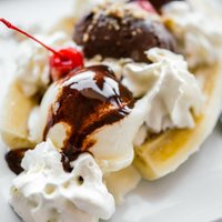 Banānu 'splits' – deserts ar banāniem, saldējumu un putukrējumu