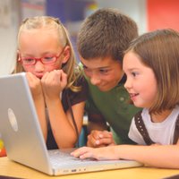 Par vairāk nekā miljonu eiro Rīgas skolas apgādās ar jauniem datoriem