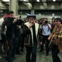 Video: 'U2' maskējušies spēlē metro stacijā