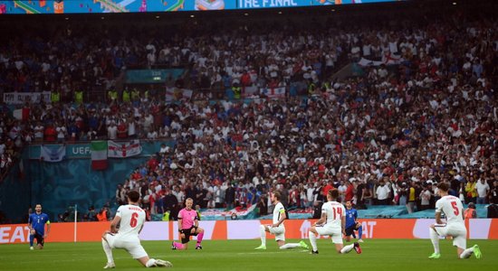 Все игроки Англии и Италии преклонили колено перед финальным матчем на "Уэмбли"