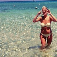 Sandija Vīgante bikini izrāda labumus pludmalē