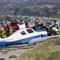Kalifornijā lidmašīnai saduroties ar auto viens bojāgājušais