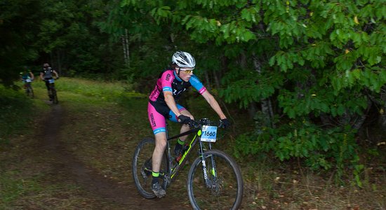 Foto: Skarbajā SEB MTB maratona Talsu posmā uzvar Pētersons un Priževoits