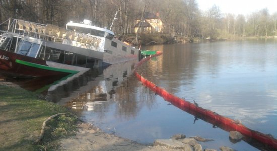 Lielvārdē daļēji nogrimis Daugavā pietauvots kuģītis