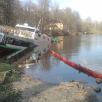 Lielvārdē daļēji nogrimis Daugavā pietauvots kuģītis
