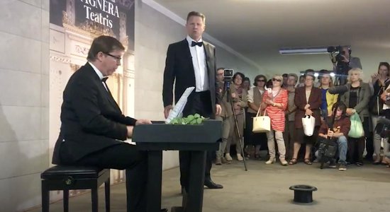 Video: Pasaulslavenais operdziedātājs Egils Siliņš dzied Stacijas tunelī