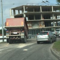 ФОТО: Авария на ул. Мукусалас - джип столкнулся с грузовиком
