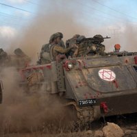 Израиль выводит танки из сектора Газа, авианалеты продолжаются