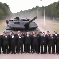 Video: Tanks nobremzē metra attālumā no cilvēku bariņa
