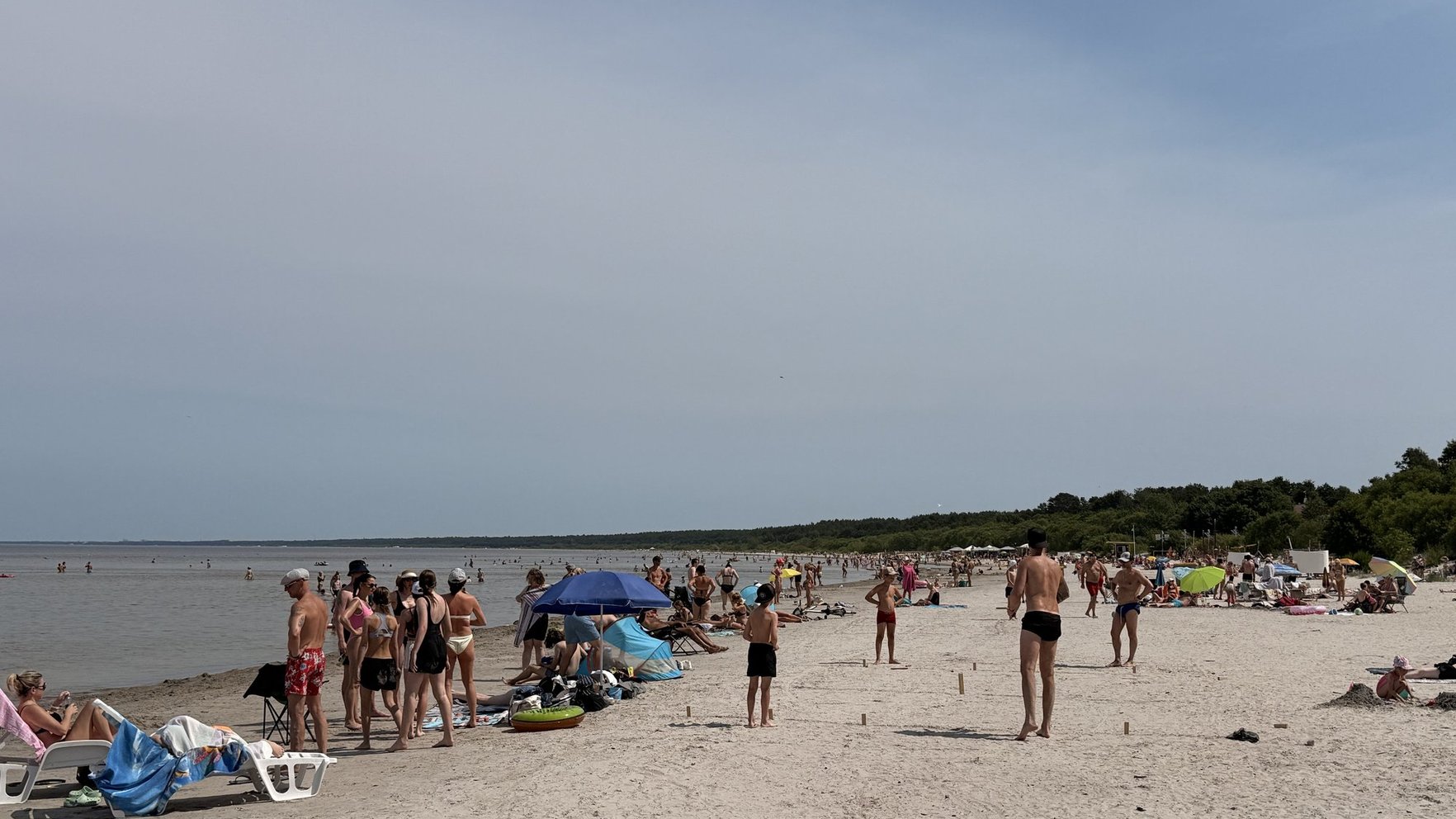 Reportāža: Cilvēki pārpludina jūras pludmales