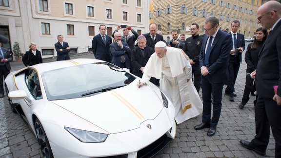 'Lamborghini' Romas pāvestam